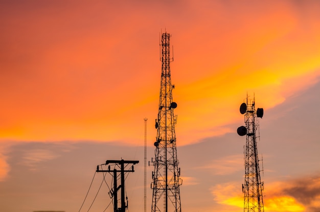 Ciérrese encima de poste y de fondo de teléfono en tiempo de la puesta del sol