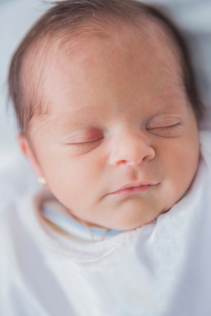 Ciérrese encima del retrato de la cara de la niña recién nacida