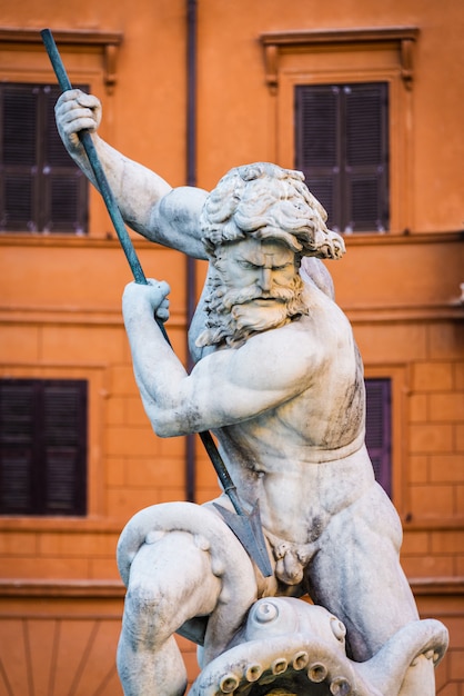 Ciérrese encima del retrato de la estatua de dios neptuno. fuente de neptuno en el extremo norte de la plaza navona piazza navona / en roma, italia.