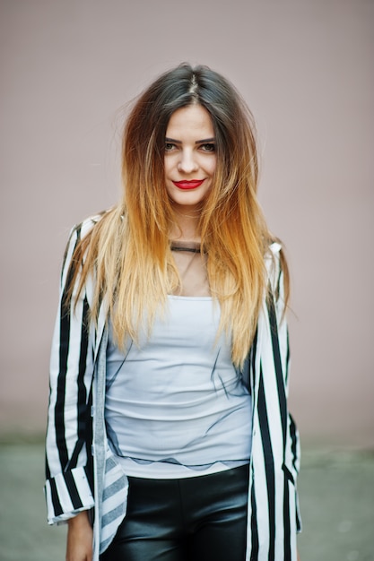 Ciérrese encima del retrato de la mirada de la mujer de moda con la chaqueta del traje rayado blanco y negro. Concepto de chica de moda.