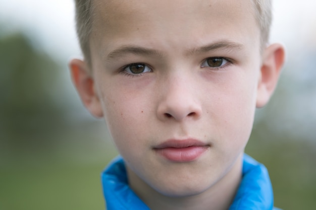 Ciérrese encima del retrato del muchacho lindo del niño.