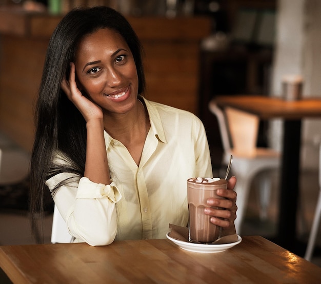 Ciérrese encima del retrato de una mujer afroamericana joven feliz con c