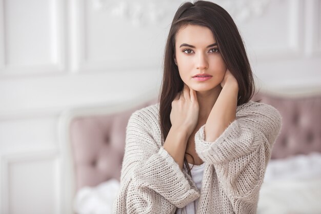 Ciérrese encima del retrato de la mujer atractiva joven dentro. Bella dama