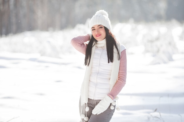 Ciérrese encima del retrato de la mujer hermosa joven en la madera del invierno.