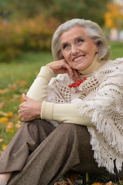 Ciérrese encima del retrato de la mujer hermosa mayor feliz con las bayas