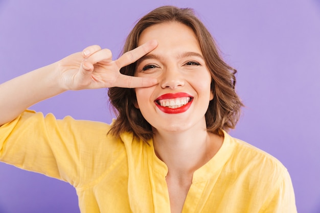 Ciérrese encima del retrato de una mujer joven feliz