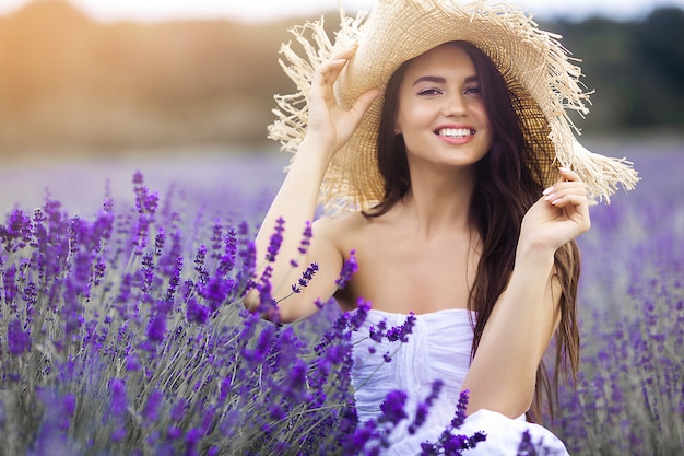 Ciérrese encima del retrato de la mujer joven hermosa en campo de la lavanda.