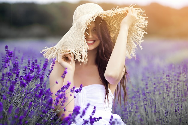 Ciérrese encima del retrato de la mujer joven hermosa en campo de la lavanda.