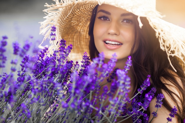 Ciérrese encima del retrato de la mujer joven hermosa en campo de la lavanda.