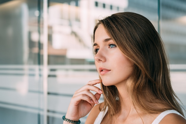 Ciérrese encima del retrato de una mujer joven hermosa