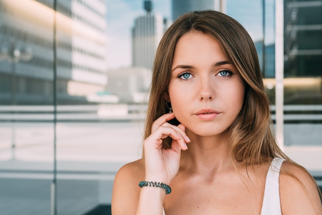 Ciérrese encima del retrato de una mujer joven hermosa