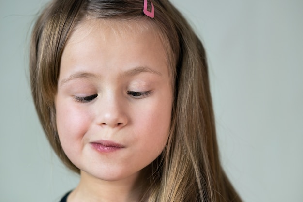 Ciérrese encima del retrato de la niña del niño pequeño con la expresión divertida de la cara.