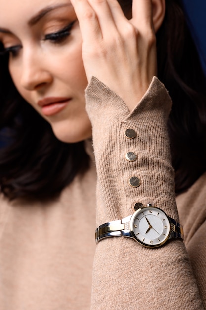 Ciérrese encima del retrato de la presentación hermosa de la mujer de moda de la Edad Media. Modelo con reloj de pulsera. Concepto de moda femenina