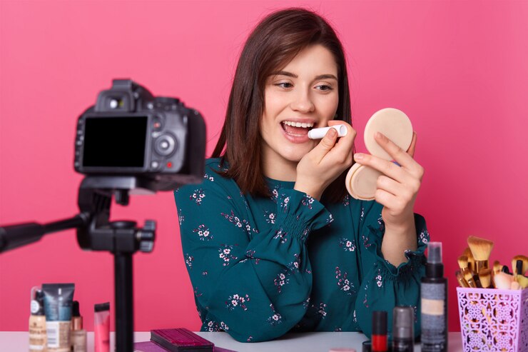 Foto ciérrese encima del retrato del vlogger atractivo de la belleza de la mujer joven