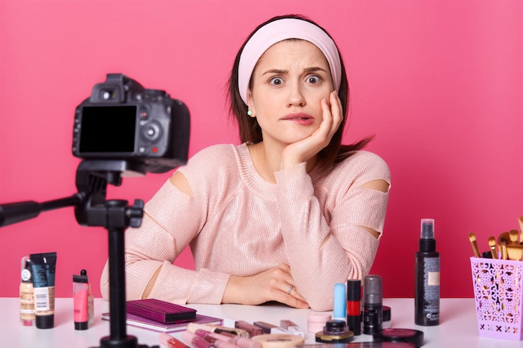 Foto ciérrese encima del retrato del vlogger caucásico pensativo atractivo