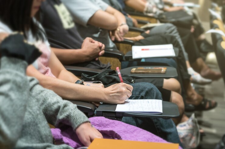 Foto ciérrese encima de tiro de la escritura de la mano de la mujer en el papel en la tabla