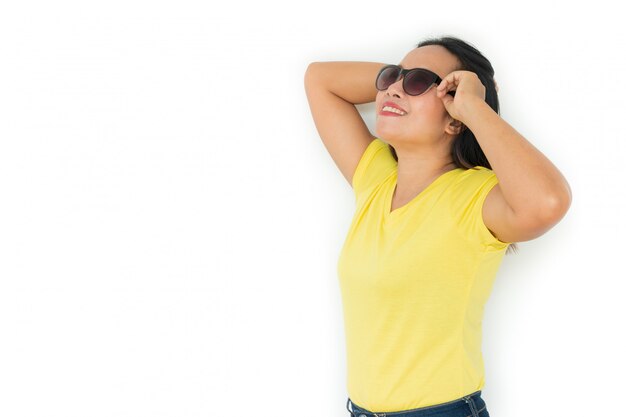 Ciérrese encima de tiro de la mujer elegante en gafas de sol que sonríe en blanco