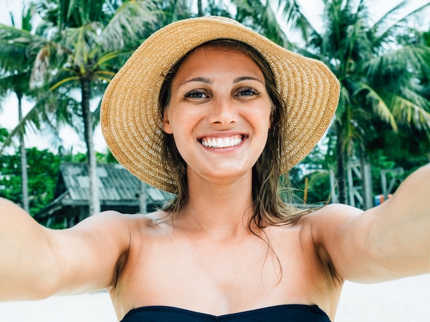 Foto ciérrese encima de tiro del turista femenino sonriente feliz. posa para selfie