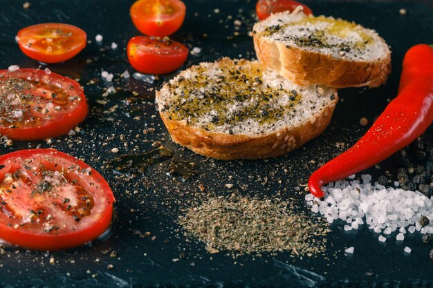 Ciérrese encima del tomate fresco en la tabla negra