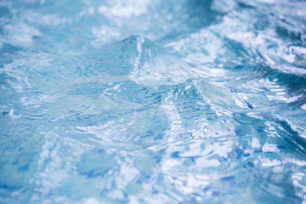 Ciérrese encima del uso del foco selectivo de la onda de agua azul para el fondo