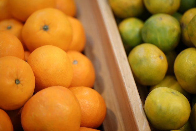 Ciérrese encima de la vista de frutas anaranjadas en el estante en el supermercado.