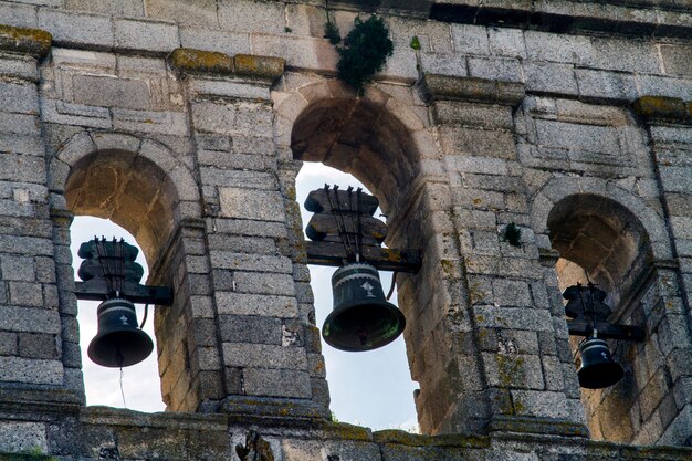 Foto ciérrese encima de la vista de la iglesia de graca situada en la ciudad de evora, portugal.