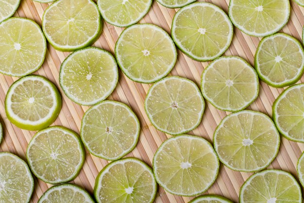 Ciérrese encima de vista de un manojo de rebanadas redondas de fruta de la cal aislada en un fondo blanco.