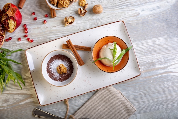 Ciérrese encima de vista del postre dulce elegante hermoso servido en la placa. Hermosa decoración, plato de restaurante, listo para comer. Hora del té, ambiente acogedor.