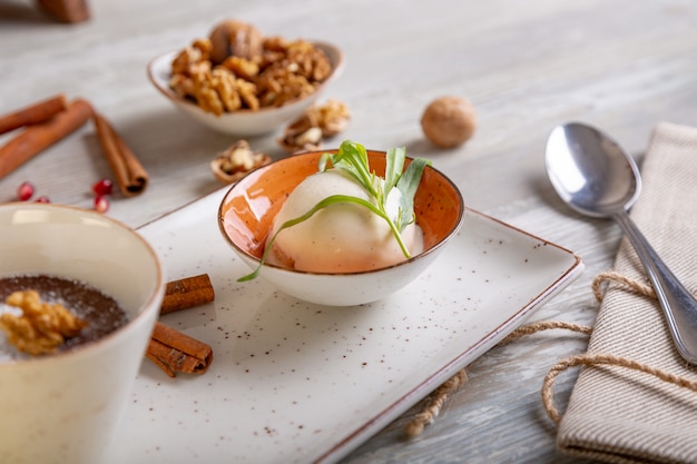 Ciérrese encima de vista del postre dulce elegante hermoso servido en la placa. Hermosa decoración, plato de restaurante, listo para comer. Hora del té, ambiente acogedor.