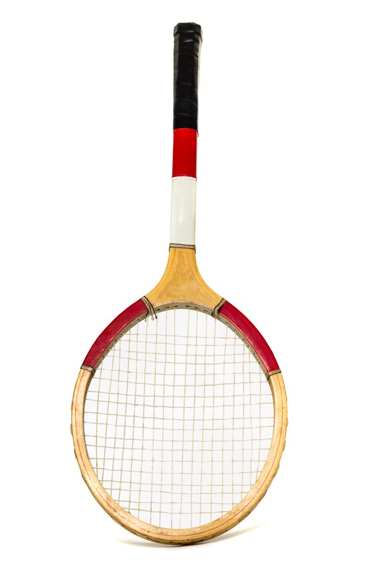Foto ciérrese encima de vista de una raqueta de tenis aislada en un fondo blanco.
