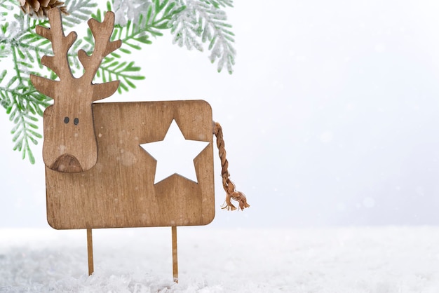 Ciervos de Navidad de madera con abeto en la nieve. Concepto de Navidad o año nuevo