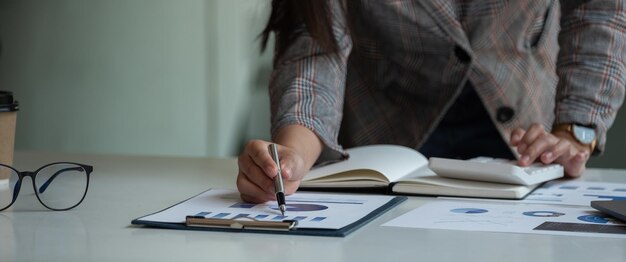 Cifras de datos de análisis de mujer de negocios para planificar estrategias comerciales Concepto de discusión empresarial