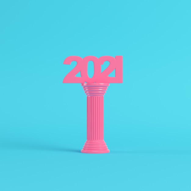 Cifras rosadas de 2021 en columna antigua sobre fondo azul brillante