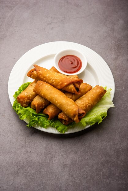 Cigar Samosa en forma de rollo es el bocadillo perfecto servido con ketchup.