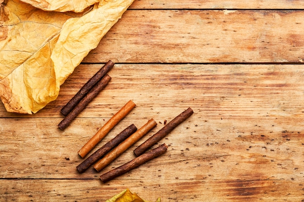 Foto cigarrilhas e folha de tabaco seco. conceito de fumar tabaco.