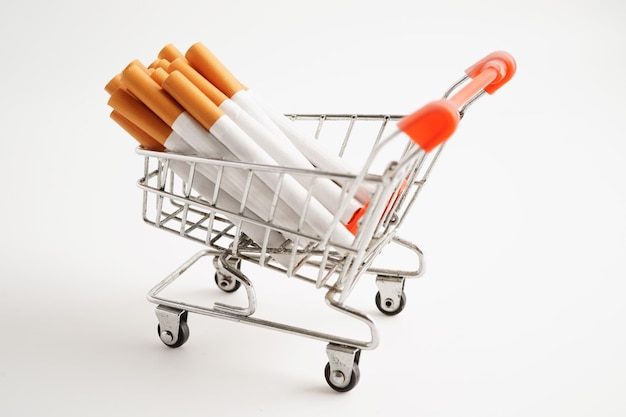 El cigarrillo en el carrito de compras es un concepto de comercialización y producción sin fumar.
