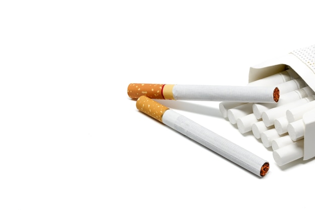 Foto cigarrillo fondo blanco humo
