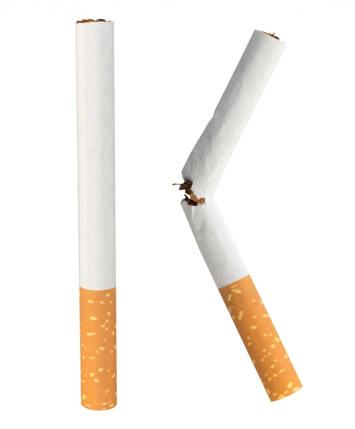 Cigarrillo individual aislado sobre fondo blanco.