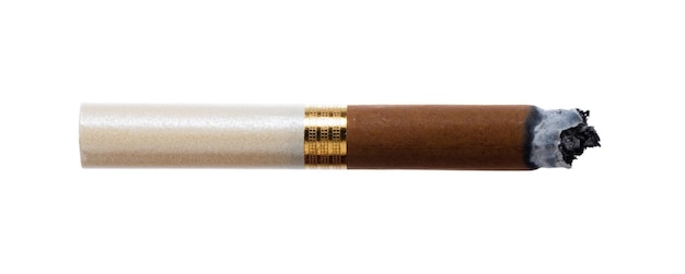 Cigarrillo marrón encendido aislado sobre fondo blanco.