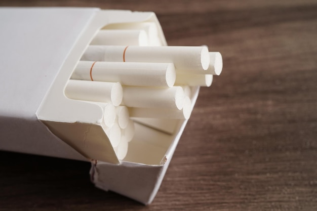 Cigarrillo en paquete de tabaco en rollo en papel con tubo de filtro Concepto de no fumar