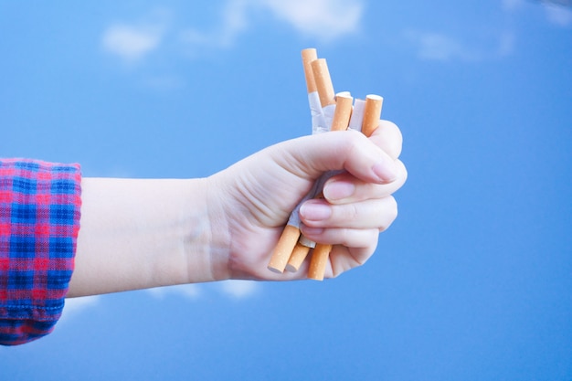 Foto cigarrillo roto en la mano. ganar con problemas de adicción a la nicotina, no fumar. salir del concepto de adicción.