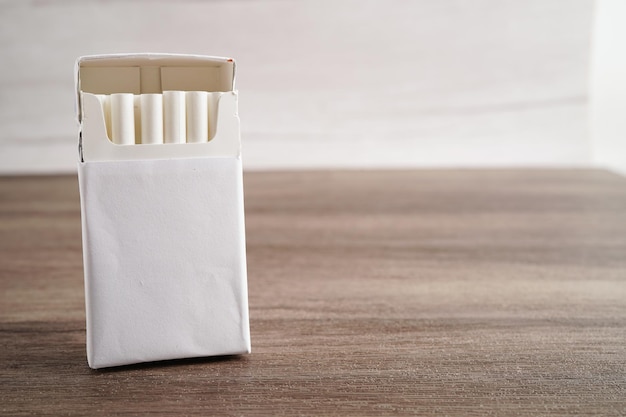Cigarro em rolo de tabaco em papel com tubo de filtro Conceito de não fumar