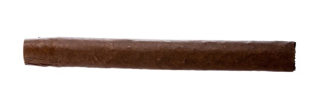 Un cigarro enrollado a mano aislado sobre fondo blanco.