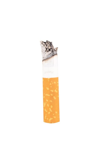 Cigarro isolado no fundo branco