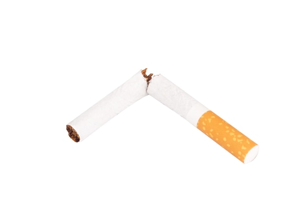 Cigarro quebrado isolado no fundo branco