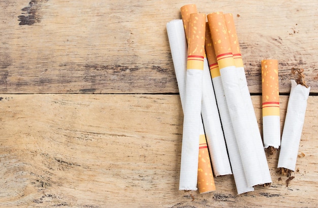 Cigarros de tabaco em um fundo de mesa de madeira