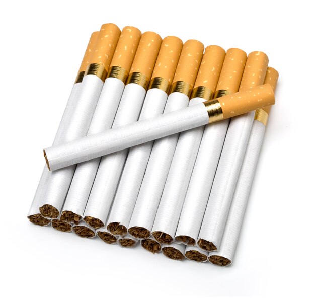 Cigarros de tabaco isolados no branco