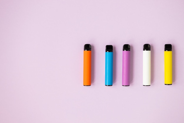 Cigarros eletrônicos descartáveis em cores diferentes