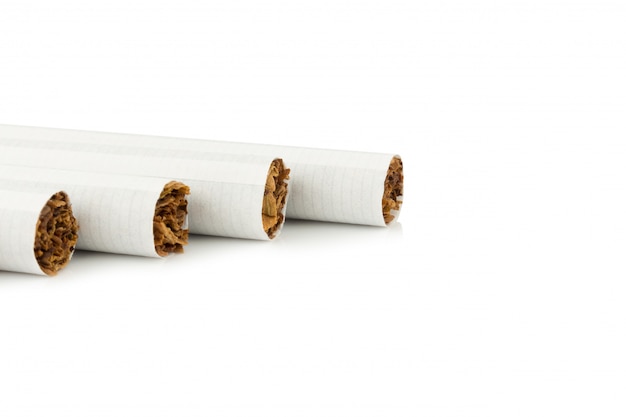 Cigarros isolados no fundo branco