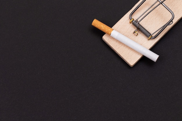 Cigarros tabagistas em ratoeira de madeira